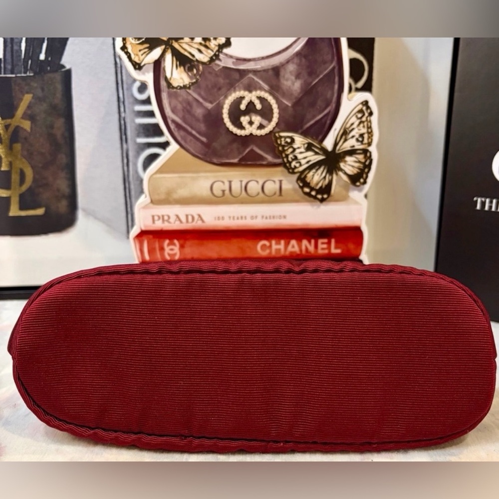 NIP GUCCI BEAUTY MERLOT POUCH. Holds your necessities while protecting your bag - Picture 6 of 7